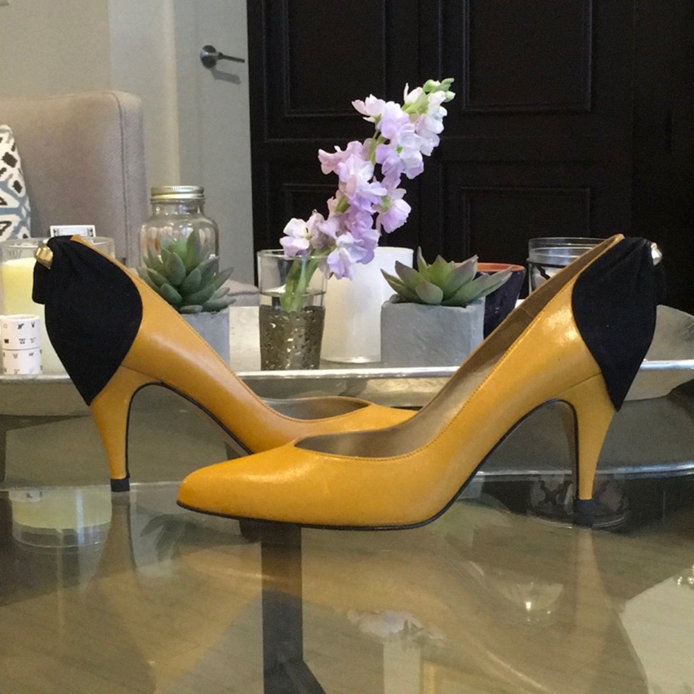 Vintage 1980s Leather Yellow and Black Pumps